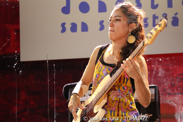 Dee Dee Bridgewater (60 Festival de Jazz de San Sebastián 2025. 2025-07-25) Por José Luis Luna Rocafort [INSTANTZZ AKA Galería fotográfica AKA Fotoblog de jazz, impro… y algo más] - Tomajazz - Dee Dee Bridgewater actuó en el 60 Festival de Jazz de San Sebastián 2025. José Luis Luna Rocafort la retrata en INSTANTZZ. Actuaron Dee Dee Bridgewater, Carmen Staaf, Rosa Brunello, Shirazette Tinnin