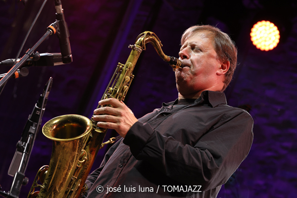 Dave Holland / Chris Potter: Kismet (60 Festival de Jazz de San Sebastián 2025. 2025-07-26) Por José Luis Luna Rocafort [INSTANTZZ AKA Galería fotográfica AKA Fotoblog de jazz, impro… y algo más] - Tomajazz - Dave Holland / Chris Potter actuaron con Kismet en el 60 Festival de Jazz de San Sebastián 2025. José Luis Luna Rocafort lo retrata en INSTANTZZ. Con Dave Holland, Chris Potter, Marcus Gilmore
