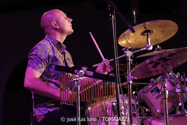 Myles Sanko (Jazz Palma Festival 2025. Castell de Bellver. Palma. 2025-08-07) Por José Luis Luna Rocafort [INSTANTZZ AKA Galería fotográfica AKA Fotoblog de jazz, impro… y algo más] - Tomajazz - Myles Sanko actuó en el Jazz Palma Festival 2025. José Luis Luna Rocafort lo retrata en INSTANTZZ. Actuaron Myles Sanko, Tom O'Grady, Gareth Lumbers, George Cashmore, Jon Mapp, Ric Elsworth