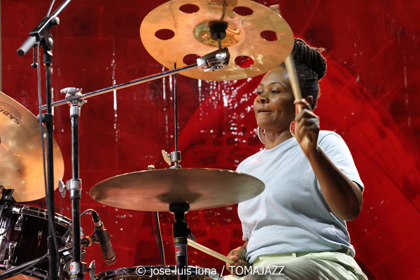 Dee Dee Bridgewater (60 Festival de Jazz de San Sebastián 2025. 2025-07-25) Por José Luis Luna Rocafort [INSTANTZZ AKA Galería fotográfica AKA Fotoblog de jazz, impro… y algo más] - Tomajazz - Dee Dee Bridgewater actuó en el 60 Festival de Jazz de San Sebastián 2025. José Luis Luna Rocafort la retrata en INSTANTZZ. Actuaron Dee Dee Bridgewater, Carmen Staaf, Rosa Brunello, Shirazette Tinnin