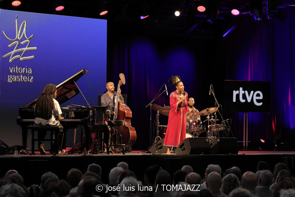 Jazzmeia Horn (48 Festival de Jazz de Vitoria. 2025-07-17) Por José Luis Luna Rocafort [INSTANTZZ AKA Galería fotográfica AKA Fotoblog de jazz, impro… y algo más] - Tomajazz - Jazzmeia Horn actuó en el 48 Festival de Jazz de Vitoria 2025. José Luis Luna Rocafort la retrata en INSTANTZZ. Actuaron Jazzmeia Horn, Joel Holmes, Ameen Saleem, Ryan Sands