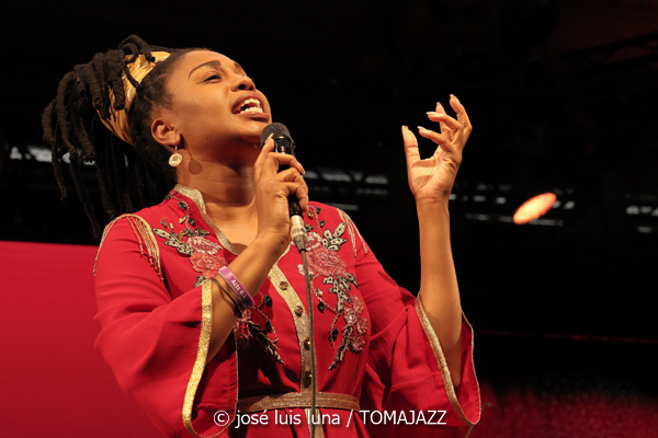 Jazzmeia Horn (48 Festival de Jazz de Vitoria. 2025-07-17) Por José Luis Luna Rocafort [INSTANTZZ AKA Galería fotográfica AKA Fotoblog de jazz, impro… y algo más] - Tomajazz - Jazzmeia Horn actuó en el 48 Festival de Jazz de Vitoria 2025. José Luis Luna Rocafort la retrata en INSTANTZZ. Actuaron Jazzmeia Horn, Joel Holmes, Ameen Saleem, Ryan Sands
