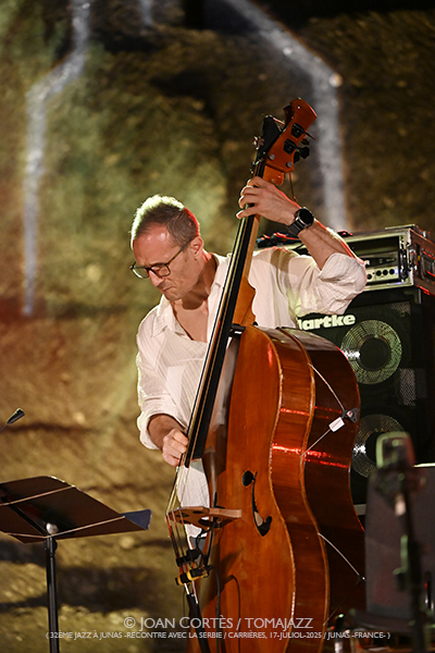 Bojan Z «Meteq» invite Thomas de Pourquery (32è Jazz à Junas - Rencontre avec La Serbie / Carrières, 17-julio-2025, Junas -France-) [III] Por Joan Cortès [INSTANTZZ AKA Galería fotográfica AKA Fotoblog de jazz, impro… y algo más] - Tomajazz - Bojan Z «Meteq» invite Thomas de Pourquery en el 32è Jazz à Junas 2025. Joan Cortès lo retrata en INSTANTZZ. Con Bojan Zulfikarpašić, Rémi Vignolo, Titi Dufour, batería y violoncelo Thomas de Pourquery 