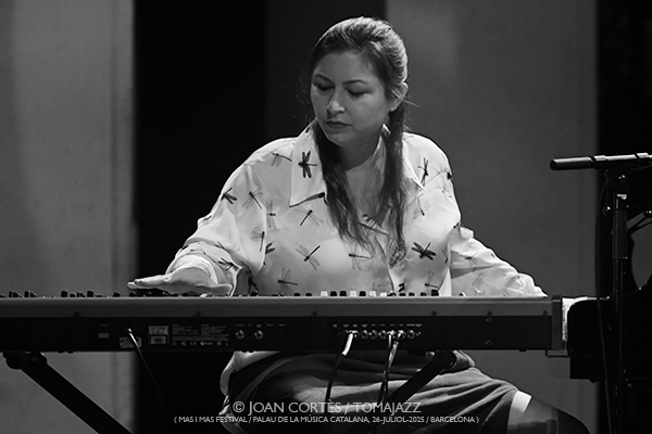 Dee Dee Bridgewater 4t «We Exist» (Mas i Mas Festival / Palau de la Música, 26-julio-2025, Barcelona) Por Joan Cortès [INSTANTZZ AKA Galería fotográfica AKA Fotoblog de jazz, impro… y algo más] - Tomajazz - Dee Dee Bridgewater 4t «We Exist» actuó en el Mas i Mas Festival en el Palau de la Música de Barcelona, el 26 de julio de 2025. Joan Cortès lo retrata en INSTANTZZ. Actuaron Dee Dee Bridgewater, Carmen Staaf, Rosa Brunello, Shirazette Tinnin