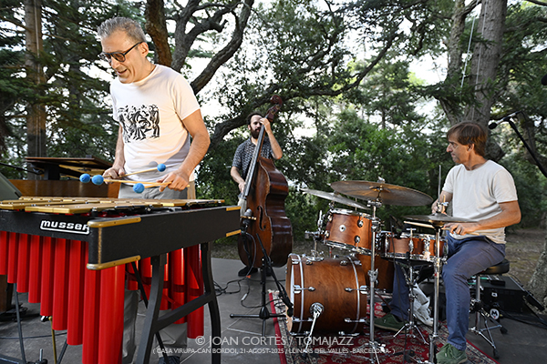 LAC Jam #01 (Casa Virupa-Can Bordoi, 21-agosto-2025, Llinars del Vallès -Barcelona-) Por Joan Cortès [INSTANTZZ AKA Galería fotográfica AKA Fotoblog de jazz, impro… y algo más] - Tomajazz - LAC Jam #01 tuvo lugar en Casa Virupa-Can Bordoi, Llinars del Vallès -Barcelona-, el 21 de agosto de 2025. Joan Cortès lo retrata en INSTANTZZ. Participaron Shai Maestro, piano Manel Fortià, contrabajo Marc Miralta, batería Otros músicos participantes Christos Rafalides, vibráfono Antonio Sánchez, batería Thana Alexa, voz Xavi Torres, piano Lucas Delgado, piano Lluc Casares 
