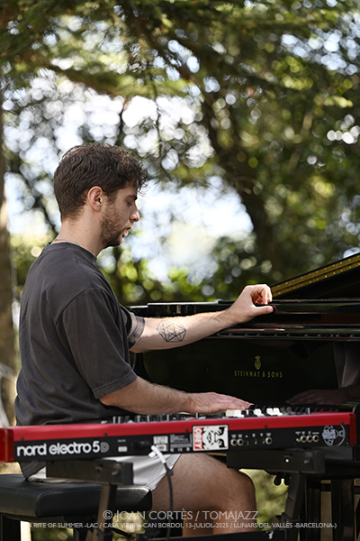 Michael Mayo 4t (A Rite of Summer, LAC/ Casa Virupa, Can Bordoi, 13-julio-2025, Llinars del Vallès -Barcelona-) [y III] Por Joan Cortès [INSTANTZZ AKA Galería fotográfica AKA Fotoblog de jazz, impro… y algo más] - Tomajazz - Michael Mayo 4t actuó en A Rite of Summer, en LAC en Llinars del Vallès -Barcelona- el 13 de julio de 2025. Joan Cortès lo retrata en INSTANTZZ. Actuaron Michael Mayo, Andrew Freedman, Robin Baytas, Kyle Miles, Shai Maestro 