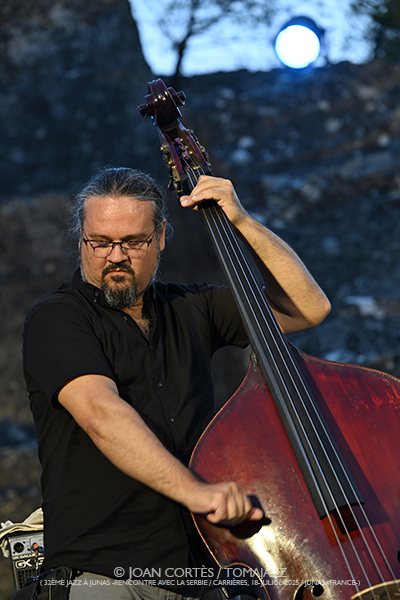 Majamisty Trio / Ana Popovic Sextet / Ekrem Mamutovic Orkestar (32è Jazz à Junas 2025 - Rencontre avec La Serbie / Carrières, 18-19-julio-2025, Junas -France-) [IV] Por Joan Cortès [INSTANTZZ AKA Galería fotográfica AKA Fotoblog de jazz, impro… y algo más] - Tomajazz - Majamisty Trio / Ana Popovic Sextet / Ekrem Mamutovic Orkestar actuaron en el 32è Jazz à Junas 2025. Joan Cortès lo retrata en INSTANTZZ