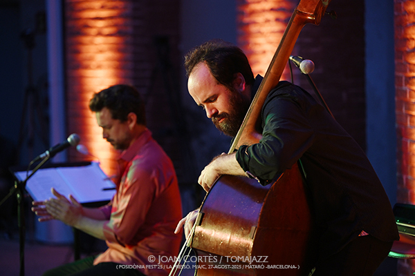 Manel Fortià Libérica Trio (Posidònia Fest’25 / La Presó.M/A/C, 27-agosto-2025, Mataró) Por Joan Cortès [INSTANTZZ AKA Galería fotográfica AKA Fotoblog de jazz, impro… y algo más] - Tomajazz - Manel Fortià Libérica Trio actuó en Posidònia Fest’25 en Mataró el 27 de agosto de 2025. Joan Cortès lo retrata en INSTANTZZ. Actuaron Manel Fortià, Père Martínez, Frederico Vannini