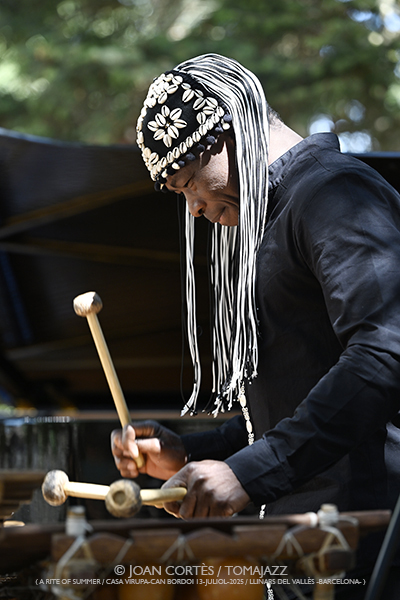 Shai Maestro & Aly Keita (A Rite of Summer 2025, LAC/ Casa Virupa, Can Bordoi, 13-julio-2025, Llinars del Vallès -Barcelona-) [I] Por Joan Cortès [INSTANTZZ AKA Galería fotográfica AKA Fotoblog de jazz, impro… y algo más] - Tomajazz - Shai Maestro & Aly Keita actuaron en A Rite of Summer 2025 en LAC en Casa Virupa, Can Bordoi, en Llinars del Vallès -Barcelona-, el 13 de julio de 2025, Joan Cortès lo retrata en INSTANTZZ