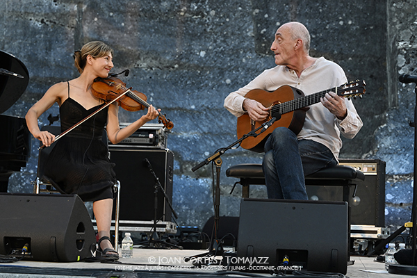 Tadić & Holzwarts / Eyot 4t / Nenad Vasilić Trio (32è Jazz à Junas 2025 - Rencontre avec La Serbie / Carrières, 16-17-julio-2025, Junas -France-) [II] - Tomajazz - Tadić & Holzwarts / Eyot 4t / Nenad Vasilić Trio actuaron en 32è Jazz à Junas 2025 - Rencontre avec La Serbie / Carrières, Junas -France-, el 16 y 17 de julio de 2025, Joan Cortès lo retrata en INSTANTZZ