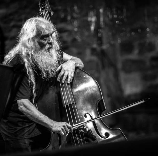 Marc Ribot Hurry Red Telephone - Dee Dee Bridgewater Quartet: We Exist! (60 Festival de Jazz de San Sebastián 2025. 2025-07-25) Por Antonio Torres (texto y fotos), y Pepe Mateos (fotos) [Concierto de jazz] - Tomajazz - Marc Ribot Hurry Red Telephone - Dee Dee Bridgewater Quartet: We Exist! actuaron en el 60 Festival de Jazz de San Sebastián 2025. Antonio Torres y Pepe Mateos repasan la cita doble. Actuaron Marc Ribot, Ava Mendoza, Sebastian Steinberg, Chad Taylor, Dee Dee Bridgewater, Carmen Staaf, Rosa Brunello, Evita Polidoro 