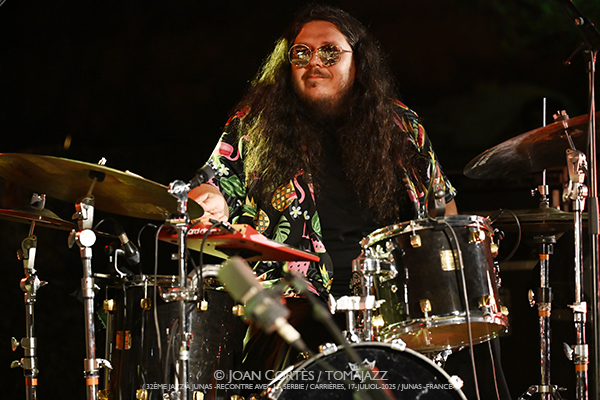Bojan Z «Meteq» invite Thomas de Pourquery (32è Jazz à Junas - Rencontre avec La Serbie / Carrières, 17-julio-2025, Junas -France-) [III] Por Joan Cortès [INSTANTZZ AKA Galería fotográfica AKA Fotoblog de jazz, impro… y algo más] - Tomajazz - Bojan Z «Meteq» invite Thomas de Pourquery en el 32è Jazz à Junas 2025. Joan Cortès lo retrata en INSTANTZZ. Con Bojan Zulfikarpašić, Rémi Vignolo, Titi Dufour, batería y violoncelo Thomas de Pourquery 