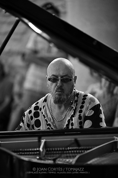 Bojan Z / Sėlēnę / Marco Živadinović (32è Jazz à Junas - Rencontre avec La Serbie / Temple, 16-18-julio-2025, Junas -France-) [I] Por Joan Cortès [INSTANTZZ AKA Galería fotográfica AKA Fotoblog de jazz, impro… y algo más] - Tomajazz - Bojan Z / Sėlēnę / Marco Živadinović actuaron en 32è Jazz à Junas 2025 - Rencontre avec La Serbie / Temple, Junas -France-, del 16 al 18-julio-2025, [I] Por Joan Cortès [INSTANTZZ