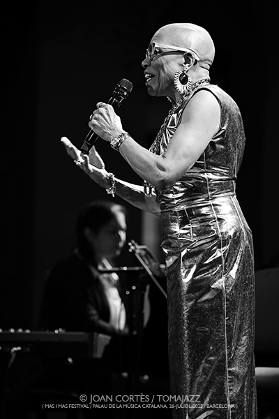 Dee Dee Bridgewater 4t «We Exist» (Mas i Mas Festival / Palau de la Música, 26-julio-2025, Barcelona) Por Joan Cortès [INSTANTZZ AKA Galería fotográfica AKA Fotoblog de jazz, impro… y algo más] - Tomajazz - Dee Dee Bridgewater 4t «We Exist» actuó en el Mas i Mas Festival en el Palau de la Música de Barcelona, el 26 de julio de 2025. Joan Cortès lo retrata en INSTANTZZ. Actuaron Dee Dee Bridgewater, Carmen Staaf, Rosa Brunello, Shirazette Tinnin