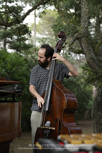 LAC Jam #01 (Casa Virupa-Can Bordoi, 21-agosto-2025, Llinars del Vallès -Barcelona-) Por Joan Cortès [INSTANTZZ AKA Galería fotográfica AKA Fotoblog de jazz, impro… y algo más] - Tomajazz - LAC Jam #01 tuvo lugar en Casa Virupa-Can Bordoi, Llinars del Vallès -Barcelona-, el 21 de agosto de 2025. Joan Cortès lo retrata en INSTANTZZ. Participaron Shai Maestro, piano Manel Fortià, contrabajo Marc Miralta, batería Otros músicos participantes Christos Rafalides, vibráfono Antonio Sánchez, batería Thana Alexa, voz Xavi Torres, piano Lucas Delgado, piano Lluc Casares 