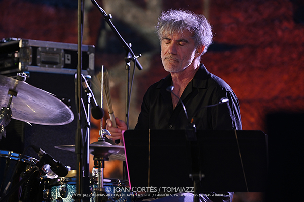 Louis Sclavis 5t «India» (32è Jazz à Junas - Rencontre avec La Serbie / Carrières, 17-julio-2025, Junas -France-) [y V] Por Joan Cortès [INSTANTZZ AKA Galería fotográfica AKA Fotoblog de jazz, impro… y algo más] - Tomajazz - Louis Sclavis 5t «India» actuó en el 32è Jazz à Junas 2025, Joan Cortès lo retrata en INSTANTZZ. Actuaron Louis Sclavis, Olivier Laisney, Benjamin Moussay, Sarah Murcia, Christophe Lavergne 