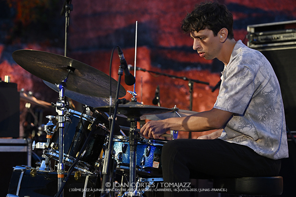 Majamisty Trio / Ana Popovic Sextet / Ekrem Mamutovic Orkestar (32è Jazz à Junas 2025 - Rencontre avec La Serbie / Carrières, 18-19-julio-2025, Junas -France-) [IV] Por Joan Cortès [INSTANTZZ AKA Galería fotográfica AKA Fotoblog de jazz, impro… y algo más] - Tomajazz - Majamisty Trio / Ana Popovic Sextet / Ekrem Mamutovic Orkestar actuaron en el 32è Jazz à Junas 2025. Joan Cortès lo retrata en INSTANTZZ
