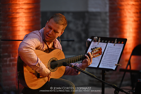 Manel Fortià Libérica Trio (Posidònia Fest’25 / La Presó.M/A/C, 27-agosto-2025, Mataró) Por Joan Cortès [INSTANTZZ AKA Galería fotográfica AKA Fotoblog de jazz, impro… y algo más] - Tomajazz - Manel Fortià Libérica Trio actuó en Posidònia Fest’25 en Mataró el 27 de agosto de 2025. Joan Cortès lo retrata en INSTANTZZ. Actuaron Manel Fortià, Père Martínez, Frederico Vannini 