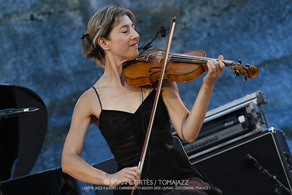 Tadić & Holzwarts / Eyot 4t / Nenad Vasilić Trio (32è Jazz à Junas 2025 - Rencontre avec La Serbie / Carrières, 16-17-julio-2025, Junas -France-) [II] - Tomajazz - Tadić & Holzwarts / Eyot 4t / Nenad Vasilić Trio actuaron en 32è Jazz à Junas 2025 - Rencontre avec La Serbie / Carrières, Junas -France-, el 16 y 17 de julio de 2025, Joan Cortès lo retrata en INSTANTZZ