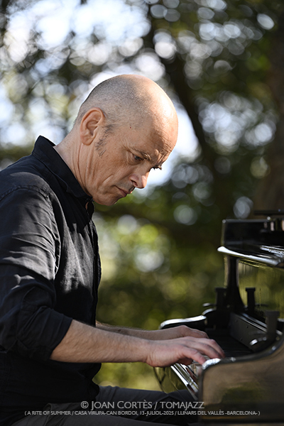 Tord Gustavsen -solo- (A Rite of Summer, LAC/ Casa Virupa, Can Bordoi, 13-julio-2025, Llinars del Vallès -Barcelona-) [II] Por Joan Cortès [INSTANTZZ AKA Galería fotográfica AKA Fotoblog de jazz, impro… y algo más] - Tomajazz - Tord Gustavsen en solitario actuó en A Rite of Summer 2025 en LAC, en Llinars del Vallès -Barcelona- el 13 de julio de 2025, ) [II] Por Joan Cortès [INSTANTZZ