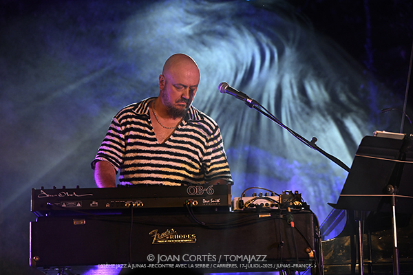 Bojan Z «Meteq» invite Thomas de Pourquery (32è Jazz à Junas - Rencontre avec La Serbie / Carrières, 17-julio-2025, Junas -France-) [III] Por Joan Cortès [INSTANTZZ AKA Galería fotográfica AKA Fotoblog de jazz, impro… y algo más] - Tomajazz - Bojan Z «Meteq» invite Thomas de Pourquery en el 32è Jazz à Junas 2025. Joan Cortès lo retrata en INSTANTZZ. Con Bojan Zulfikarpašić, Rémi Vignolo, Titi Dufour, batería y violoncelo Thomas de Pourquery 