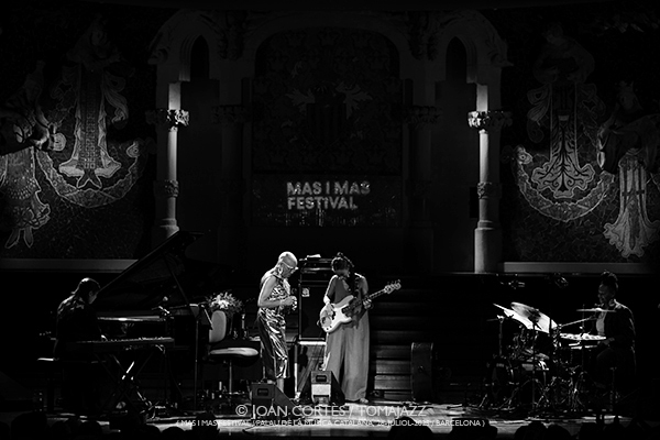 Dee Dee Bridgewater 4t «We Exist» (Mas i Mas Festival / Palau de la Música, 26-julio-2025, Barcelona) Por Joan Cortès [INSTANTZZ AKA Galería fotográfica AKA Fotoblog de jazz, impro… y algo más] - Tomajazz - Dee Dee Bridgewater 4t «We Exist» actuó en el Mas i Mas Festival en el Palau de la Música de Barcelona, el 26 de julio de 2025. Joan Cortès lo retrata en INSTANTZZ. Actuaron Dee Dee Bridgewater, Carmen Staaf, Rosa Brunello, Shirazette Tinnin