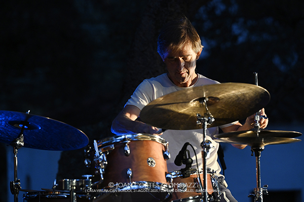 LAC Jam #01 (Casa Virupa-Can Bordoi, 21-agosto-2025, Llinars del Vallès -Barcelona-) Por Joan Cortès [INSTANTZZ AKA Galería fotográfica AKA Fotoblog de jazz, impro… y algo más] - Tomajazz - LAC Jam #01 tuvo lugar en Casa Virupa-Can Bordoi, Llinars del Vallès -Barcelona-, el 21 de agosto de 2025. Joan Cortès lo retrata en INSTANTZZ. Participaron Shai Maestro, piano Manel Fortià, contrabajo Marc Miralta, batería Otros músicos participantes Christos Rafalides, vibráfono Antonio Sánchez, batería Thana Alexa, voz Xavi Torres, piano Lucas Delgado, piano Lluc Casares 