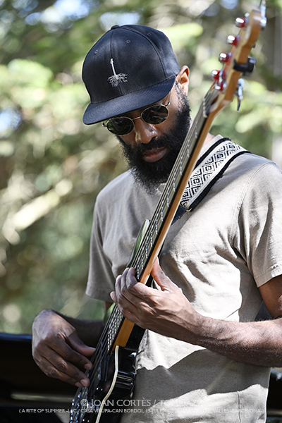 Michael Mayo 4t (A Rite of Summer, LAC/ Casa Virupa, Can Bordoi, 13-julio-2025, Llinars del Vallès -Barcelona-) [y III] Por Joan Cortès [INSTANTZZ AKA Galería fotográfica AKA Fotoblog de jazz, impro… y algo más] - Tomajazz - Michael Mayo 4t actuó en A Rite of Summer, en LAC en Llinars del Vallès -Barcelona- el 13 de julio de 2025. Joan Cortès lo retrata en INSTANTZZ. Actuaron Michael Mayo, Andrew Freedman, Robin Baytas, Kyle Miles, Shai Maestro 