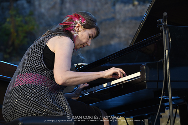 Majamisty Trio / Ana Popovic Sextet / Ekrem Mamutovic Orkestar (32è Jazz à Junas 2025 - Rencontre avec La Serbie / Carrières, 18-19-julio-2025, Junas -France-) [IV] Por Joan Cortès [INSTANTZZ AKA Galería fotográfica AKA Fotoblog de jazz, impro… y algo más] - Tomajazz - Majamisty Trio / Ana Popovic Sextet / Ekrem Mamutovic Orkestar actuaron en el 32è Jazz à Junas 2025. Joan Cortès lo retrata en INSTANTZZ