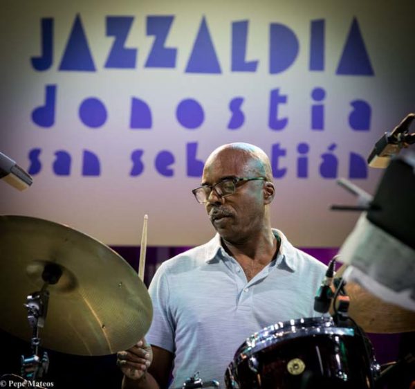 Marc Ribot Hurry Red Telephone - Dee Dee Bridgewater Quartet: We Exist! (60 Festival de Jazz de San Sebastián 2025. 2025-07-25) Por Antonio Torres (texto y fotos), y Pepe Mateos (fotos) [Concierto de jazz] - Tomajazz - Marc Ribot Hurry Red Telephone - Dee Dee Bridgewater Quartet: We Exist! actuaron en el 60 Festival de Jazz de San Sebastián 2025. Antonio Torres y Pepe Mateos repasan la cita doble. Actuaron Marc Ribot, Ava Mendoza, Sebastian Steinberg, Chad Taylor, Dee Dee Bridgewater, Carmen Staaf, Rosa Brunello, Evita Polidoro 