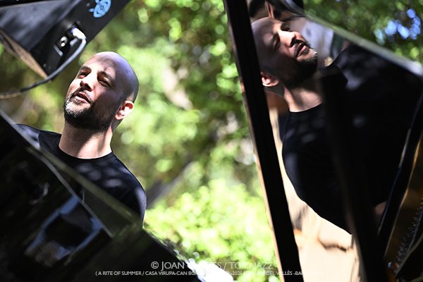 Shai Maestro & Aly Keita (A Rite of Summer 2025, LAC/ Casa Virupa, Can Bordoi, 13-julio-2025, Llinars del Vallès -Barcelona-) [I] Por Joan Cortès [INSTANTZZ AKA Galería fotográfica AKA Fotoblog de jazz, impro… y algo más] - Tomajazz - Shai Maestro & Aly Keita actuaron en A Rite of Summer 2025 en LAC en Casa Virupa, Can Bordoi, en Llinars del Vallès -Barcelona-, el 13 de julio de 2025, Joan Cortès lo retrata en INSTANTZZ