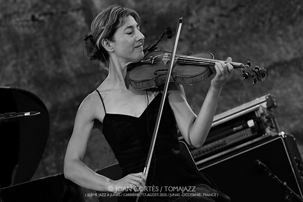 Verano Femenino 2025 Por Joan Cortès [INSTANTZZ AKA Galería fotográfica AKA Fotoblog de jazz, impro… y algo más] - Tomajazz - En Tomajazz los repasos por estaciones de las actuaciones femeninas de Joan Cortès son un clásico. Es el caso de Verano Femenino 2025, con imágenes de trece artistas disfrutadas en sus directos.
