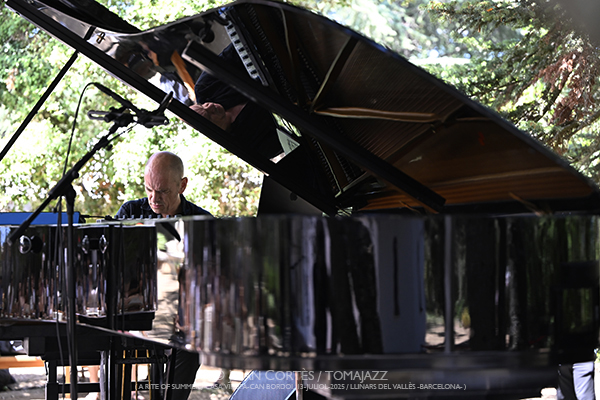 Tord Gustavsen -solo- (A Rite of Summer, LAC/ Casa Virupa, Can Bordoi, 13-julio-2025, Llinars del Vallès -Barcelona-) [II] Por Joan Cortès [INSTANTZZ AKA Galería fotográfica AKA Fotoblog de jazz, impro… y algo más] - Tomajazz - Tord Gustavsen en solitario actuó en A Rite of Summer 2025 en LAC, en Llinars del Vallès -Barcelona- el 13 de julio de 2025, ) [II] Por Joan Cortès [INSTANTZZ
