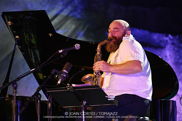 Bojan Z «Meteq» invite Thomas de Pourquery (32è Jazz à Junas - Rencontre avec La Serbie / Carrières, 17-julio-2025, Junas -France-) [III] Por Joan Cortès [INSTANTZZ AKA Galería fotográfica AKA Fotoblog de jazz, impro… y algo más] - Tomajazz - Bojan Z «Meteq» invite Thomas de Pourquery en el 32è Jazz à Junas 2025. Joan Cortès lo retrata en INSTANTZZ. Con Bojan Zulfikarpašić, Rémi Vignolo, Titi Dufour, batería y violoncelo Thomas de Pourquery 