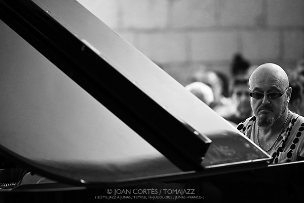 Bojan Z / Sėlēnę / Marco Živadinović (32è Jazz à Junas - Rencontre avec La Serbie / Temple, 16-18-julio-2025, Junas -France-) [I] Por Joan Cortès [INSTANTZZ AKA Galería fotográfica AKA Fotoblog de jazz, impro… y algo más] - Tomajazz - Bojan Z / Sėlēnę / Marco Živadinović actuaron en 32è Jazz à Junas 2025 - Rencontre avec La Serbie / Temple, Junas -France-, del 16 al 18-julio-2025, [I] Por Joan Cortès [INSTANTZZ