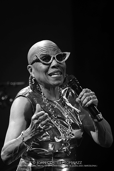 Dee Dee Bridgewater 4t «We Exist» (Mas i Mas Festival / Palau de la Música, 26-julio-2025, Barcelona) Por Joan Cortès [INSTANTZZ AKA Galería fotográfica AKA Fotoblog de jazz, impro… y algo más] - Tomajazz - Dee Dee Bridgewater 4t «We Exist» actuó en el Mas i Mas Festival en el Palau de la Música de Barcelona, el 26 de julio de 2025. Joan Cortès lo retrata en INSTANTZZ. Actuaron Dee Dee Bridgewater, Carmen Staaf, Rosa Brunello, Shirazette Tinnin