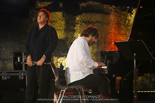 Louis Sclavis 5t «India» (32è Jazz à Junas - Rencontre avec La Serbie / Carrières, 17-julio-2025, Junas -France-) [y V] Por Joan Cortès [INSTANTZZ AKA Galería fotográfica AKA Fotoblog de jazz, impro… y algo más] - Tomajazz - Louis Sclavis 5t «India» actuó en el 32è Jazz à Junas 2025, Joan Cortès lo retrata en INSTANTZZ. Actuaron Louis Sclavis, Olivier Laisney, Benjamin Moussay, Sarah Murcia, Christophe Lavergne 