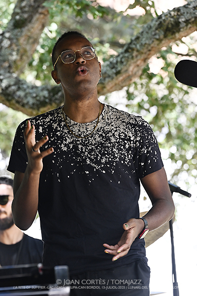 Michael Mayo 4t (A Rite of Summer, LAC/ Casa Virupa, Can Bordoi, 13-julio-2025, Llinars del Vallès -Barcelona-) [y III] Por Joan Cortès [INSTANTZZ AKA Galería fotográfica AKA Fotoblog de jazz, impro… y algo más] - Tomajazz - Michael Mayo 4t actuó en A Rite of Summer, en LAC en Llinars del Vallès -Barcelona- el 13 de julio de 2025. Joan Cortès lo retrata en INSTANTZZ. Actuaron Michael Mayo, Andrew Freedman, Robin Baytas, Kyle Miles, Shai Maestro 