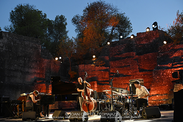 Majamisty Trio / Ana Popovic Sextet / Ekrem Mamutovic Orkestar (32è Jazz à Junas 2025 - Rencontre avec La Serbie / Carrières, 18-19-julio-2025, Junas -France-) [IV] Por Joan Cortès [INSTANTZZ AKA Galería fotográfica AKA Fotoblog de jazz, impro… y algo más] - Tomajazz - Majamisty Trio / Ana Popovic Sextet / Ekrem Mamutovic Orkestar actuaron en el 32è Jazz à Junas 2025. Joan Cortès lo retrata en INSTANTZZ