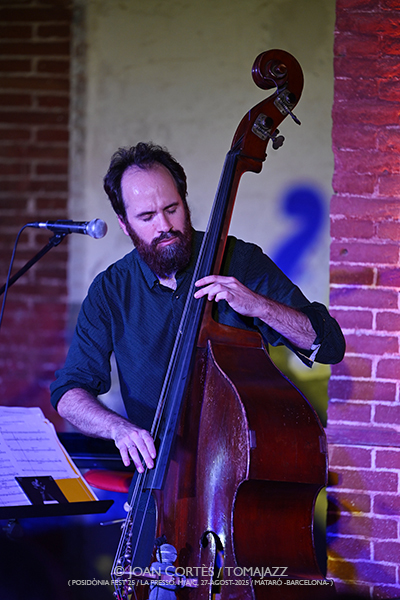 Manel Fortià Libérica Trio (Posidònia Fest’25 / La Presó.M/A/C, 27-agosto-2025, Mataró) Por Joan Cortès [INSTANTZZ AKA Galería fotográfica AKA Fotoblog de jazz, impro… y algo más] - Tomajazz - Manel Fortià Libérica Trio actuó en Posidònia Fest’25 en Mataró el 27 de agosto de 2025. Joan Cortès lo retrata en INSTANTZZ. Actuaron Manel Fortià, Père Martínez, Frederico Vannini 