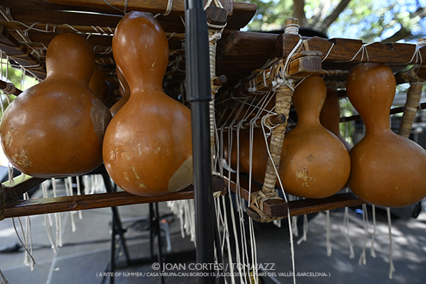 Shai Maestro & Aly Keita (A Rite of Summer 2025, LAC/ Casa Virupa, Can Bordoi, 13-julio-2025, Llinars del Vallès -Barcelona-) [I] Por Joan Cortès [INSTANTZZ AKA Galería fotográfica AKA Fotoblog de jazz, impro… y algo más] - Tomajazz - Shai Maestro & Aly Keita actuaron en A Rite of Summer 2025 en LAC en Casa Virupa, Can Bordoi, en Llinars del Vallès -Barcelona-, el 13 de julio de 2025, Joan Cortès lo retrata en INSTANTZZ