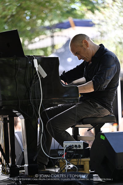 Tord Gustavsen -solo- (A Rite of Summer, LAC/ Casa Virupa, Can Bordoi, 13-julio-2025, Llinars del Vallès -Barcelona-) [II] Por Joan Cortès [INSTANTZZ AKA Galería fotográfica AKA Fotoblog de jazz, impro… y algo más] - Tomajazz - Tord Gustavsen en solitario actuó en A Rite of Summer 2025 en LAC, en Llinars del Vallès -Barcelona- el 13 de julio de 2025, ) [II] Por Joan Cortès [INSTANTZZ