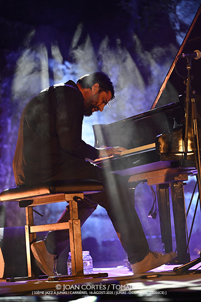 Tadić & Holzwarts / Eyot 4t / Nenad Vasilić Trio (32è Jazz à Junas 2025 - Rencontre avec La Serbie / Carrières, 16-17-julio-2025, Junas -France-) [II] - Tomajazz - Tadić & Holzwarts / Eyot 4t / Nenad Vasilić Trio actuaron en 32è Jazz à Junas 2025 - Rencontre avec La Serbie / Carrières, Junas -France-, el 16 y 17 de julio de 2025, Joan Cortès lo retrata en INSTANTZZ
