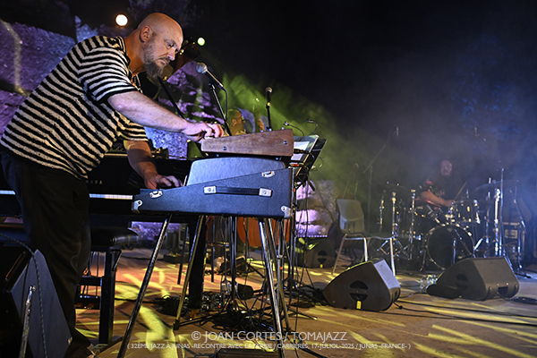 Bojan Z «Meteq» invite Thomas de Pourquery (32è Jazz à Junas - Rencontre avec La Serbie / Carrières, 17-julio-2025, Junas -France-) [III] Por Joan Cortès [INSTANTZZ AKA Galería fotográfica AKA Fotoblog de jazz, impro… y algo más] - Tomajazz - Bojan Z «Meteq» invite Thomas de Pourquery en el 32è Jazz à Junas 2025. Joan Cortès lo retrata en INSTANTZZ. Con Bojan Zulfikarpašić, Rémi Vignolo, Titi Dufour, batería y violoncelo Thomas de Pourquery 