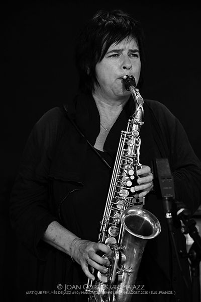 Géraldine Laurent 4t «Looking for Mingus» (Art Que Fem-Més de Jazz #10/ Maison du Temps Libre, 14-agosto-2025, Eus -France-) Por Joan Cortès [INSTANTZZ AKA Galería fotográfica AKA Fotoblog de jazz, impro… y algo más] - Tomajazz - Géraldine Laurent “Looking for Mingus” actuó en Més de Jazz #10 en Maison du Temps Libre, Eus -France-, el 14 de agosto de 2025. Joan Cortès fotografía el concierto en INSTANTZZ. Actuaron Géraldine Laurent, Jean-Charles Richard, Manu Codjia, Christophe Marguet