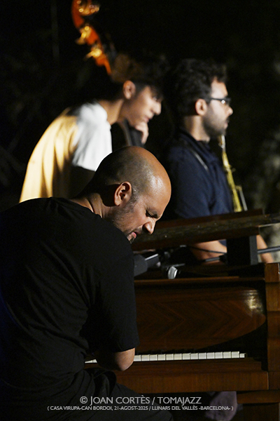 LAC Jam #01 (Casa Virupa-Can Bordoi, 21-agosto-2025, Llinars del Vallès -Barcelona-) Por Joan Cortès [INSTANTZZ AKA Galería fotográfica AKA Fotoblog de jazz, impro… y algo más] - Tomajazz - LAC Jam #01 tuvo lugar en Casa Virupa-Can Bordoi, Llinars del Vallès -Barcelona-, el 21 de agosto de 2025. Joan Cortès lo retrata en INSTANTZZ. Participaron Shai Maestro, piano Manel Fortià, contrabajo Marc Miralta, batería Otros músicos participantes Christos Rafalides, vibráfono Antonio Sánchez, batería Thana Alexa, voz Xavi Torres, piano Lucas Delgado, piano Lluc Casares 