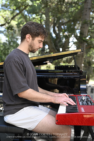 Michael Mayo 4t (A Rite of Summer, LAC/ Casa Virupa, Can Bordoi, 13-julio-2025, Llinars del Vallès -Barcelona-) [y III] Por Joan Cortès [INSTANTZZ AKA Galería fotográfica AKA Fotoblog de jazz, impro… y algo más] - Tomajazz - Michael Mayo 4t actuó en A Rite of Summer, en LAC en Llinars del Vallès -Barcelona- el 13 de julio de 2025. Joan Cortès lo retrata en INSTANTZZ. Actuaron Michael Mayo, Andrew Freedman, Robin Baytas, Kyle Miles, Shai Maestro 