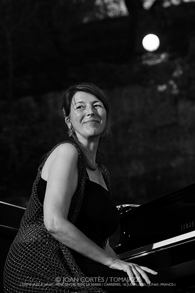 Verano Femenino 2025 Por Joan Cortès [INSTANTZZ AKA Galería fotográfica AKA Fotoblog de jazz, impro… y algo más] - Tomajazz - En Tomajazz los repasos por estaciones de las actuaciones femeninas de Joan Cortès son un clásico. Es el caso de Verano Femenino 2025, con imágenes de trece artistas disfrutadas en sus directos.