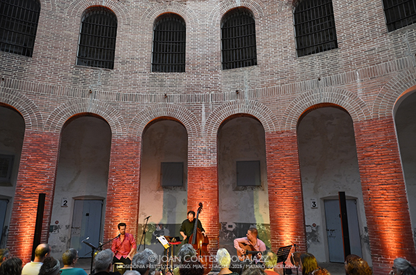 Manel Fortià Libérica Trio (Posidònia Fest’25 / La Presó.M/A/C, 27-agosto-2025, Mataró) Por Joan Cortès [INSTANTZZ AKA Galería fotográfica AKA Fotoblog de jazz, impro… y algo más] - Tomajazz - Manel Fortià Libérica Trio actuó en Posidònia Fest’25 en Mataró el 27 de agosto de 2025. Joan Cortès lo retrata en INSTANTZZ. Actuaron Manel Fortià, Père Martínez, Frederico Vannini 