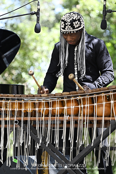 Shai Maestro & Aly Keita (A Rite of Summer 2025, LAC/ Casa Virupa, Can Bordoi, 13-julio-2025, Llinars del Vallès -Barcelona-) [I] Por Joan Cortès [INSTANTZZ AKA Galería fotográfica AKA Fotoblog de jazz, impro… y algo más] - Tomajazz - Shai Maestro & Aly Keita actuaron en A Rite of Summer 2025 en LAC en Casa Virupa, Can Bordoi, en Llinars del Vallès -Barcelona-, el 13 de julio de 2025, Joan Cortès lo retrata en INSTANTZZ
